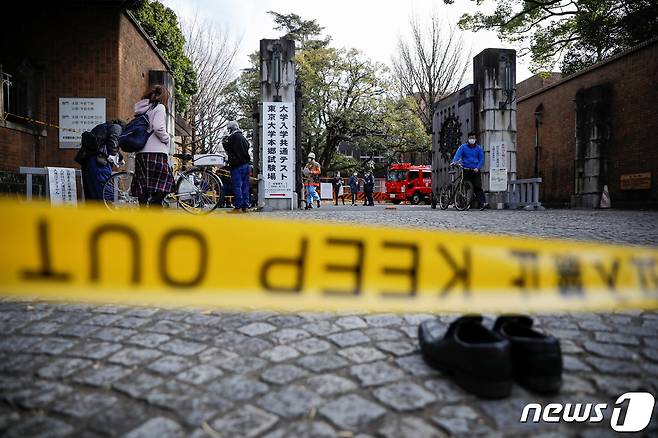 15일 칼부림이 일어난 도쿄대에서 경찰들이 출입을 통제하고 있다. © 로이터=뉴스1