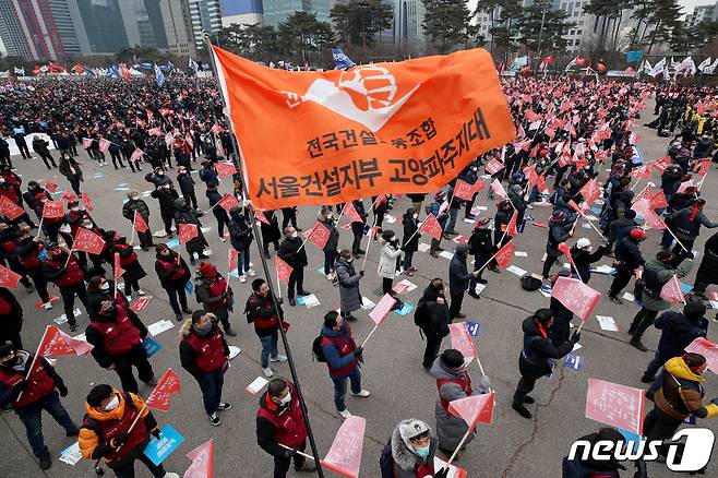 민주노총과 한국진보연대, 전국농민회총연맹 등 진보단체들로 구성된 전국민중행동이 15일 오후 서울 여의도 공원에서 열린 '민중총궐기'에서 구호를 외치고 있다. 2022.1.15/뉴스1 © News1 성동훈 기자