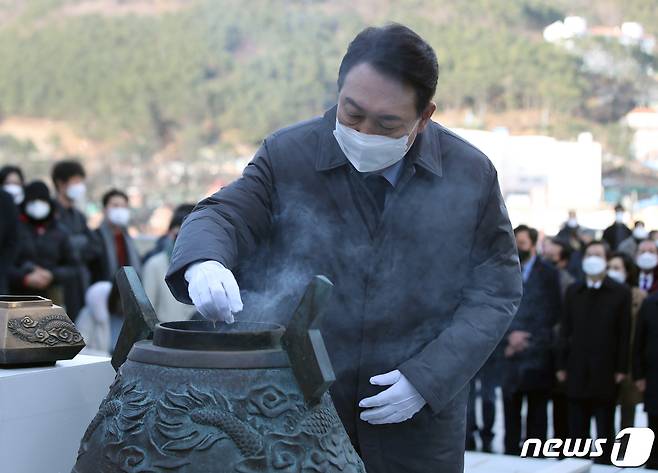 윤석열 국민의힘 대선 후보가 15일 오전 부산 영도구 순직선원 위령탑을 찾아 참배하고 있다. 2022.1.15/뉴스1 © News1 구윤성 기자