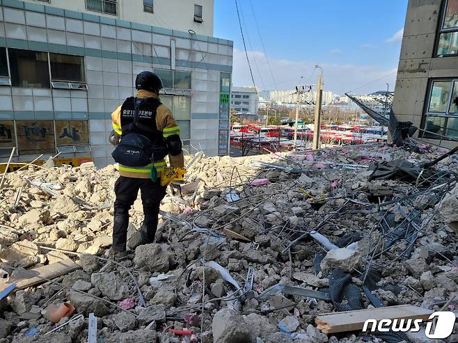 14일 오후 광주 서구 화정동 '현대산업개발 아파트 신축공사 붕괴사고' 현장에서 소방당국이 실종자 수색을 하고 있다. 지난 11일 오후 3시46분쯤 해당 아파트 공사현장에서 붕괴 사고가 발생해 6명이 실종됐다.(소방청 제공) 2022.1.14/뉴스1