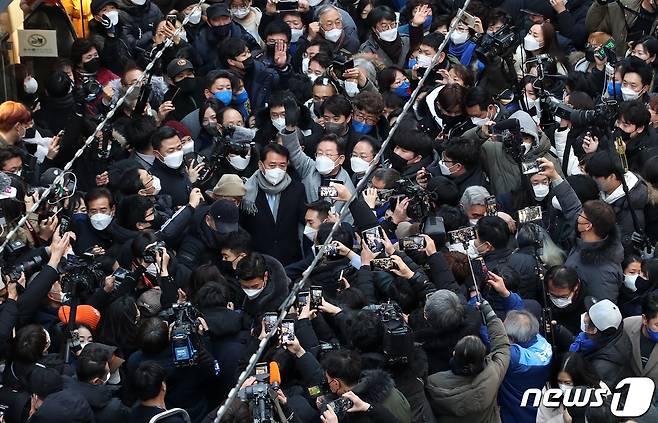 이재명 더불어민주당 대선 후보가 강원도 매타버스(매주 타는 민생버스) 민생투어 첫 날인 15일 강원 춘천시 명동거리를 찾아 시민들에게 인사하며 지지를 호소하고 있다. 2022.1.15/뉴스1 © News1 오대일 기자