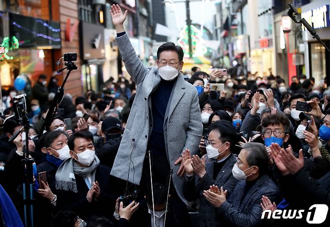 이재명 더불어민주당 대선 후보가 강원도 매타버스(매주 타는 민생버스) 민생투어 첫 날인 15일 강원 춘천시 명동거리를 찾아 즉석 연설을 하며 시민들에게 인사하고 있다. 2022.1.15/뉴스1 © News1 오대일 기자