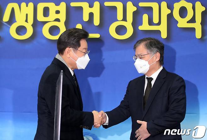 이재명 더불어민주당 대선 후보가 강원도 매타버스(매주 타는 민생버스) 민생투어 첫 날인 15일 영서권 바이오클러스터 예정지인 강원 홍천군 홍천생명건강과학관을 방문, 간담회 참석자들과 인사하고 있다. 2022.1.15/뉴스1 © News1 오대일 기자