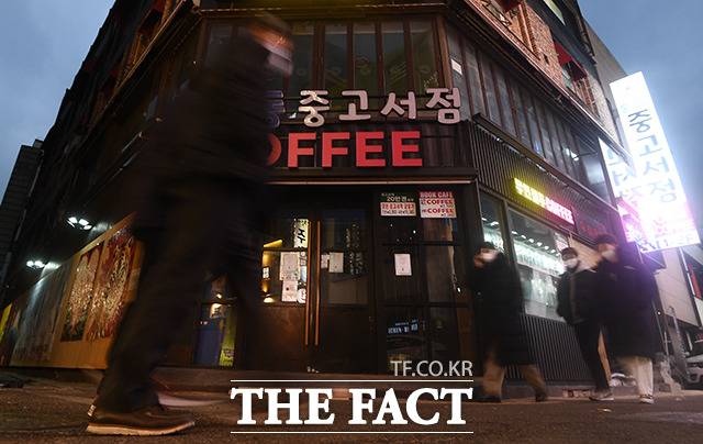 15일 오후 '쥴리 벽화'로 논란이 됐었던 서울 종로구의 중고서점에 폐업 안내문이 붙어있다./이동률 기자