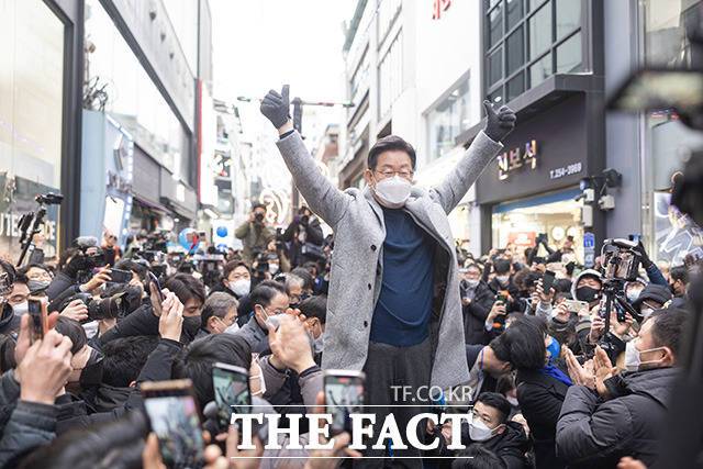 이재명 더불어민주당 대선 후보가 15일 강원도 춘천시 명동거리를 방문해 시민들에게 인사를 하고 있다./이재명 캠프 제공