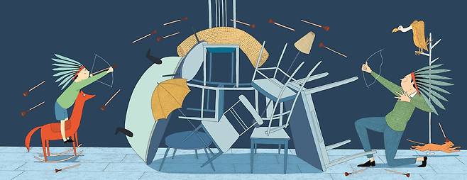 그림책 '오랜만이야!'의 다락방과 물건들은 차분한 청색 계통이지만, 재생되는 기억 속 물건은 노랑과 주황으로 표현된다. /킨더랜드