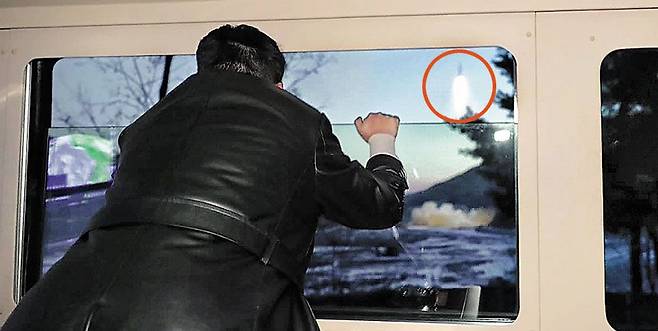 북한 김정은이 지난 11일 자신의 전용 차량 안에서 극초음속 미사일 발사 장면을 바라보고 있다./조선중앙TV 연합뉴스