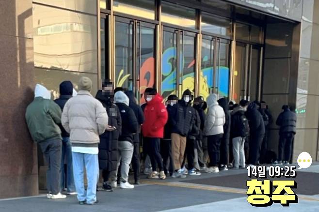 13~14일 나이키 '조던 1 로우 G' 골프화 쇼핑에 나선 사람들이 온라인 운동화 커뮤니티에 인증한 사진들이다. /네이버 카페 '나이키매니아'