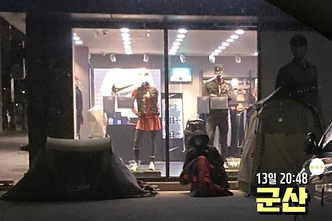 13~14일 나이키 '조던 1 로우 G' 골프화 쇼핑에 나선 사람들이 온라인 운동화 커뮤니티에 인증한 사진들이다. /네이버 카페 '나이키매니아'