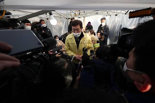 광주 서구 화정현대아이파크 주상복합아파트 구조물 붕괴 이틀째를 맞은 12일 이용섭 광주시장이 실종자 가족이 대기하는 천막을 나서고 있다. /연합뉴스