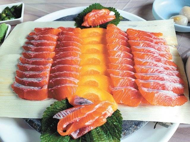 선연한 주홍빛이 입맛을 당기는 평창 송어회.