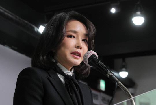 국민의힘 윤석열 대선 후보 부인 김건희 코바나컨텐츠 대표가 지난해 12월 26일 오후 서울 여의도 당사에서 자신의 허위 이력 의혹과 관련해 입장문을 발표하고 있다. <연합뉴스>