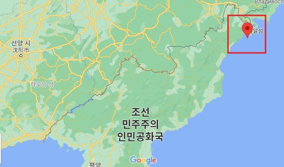 알섬 위치. 미국이 2020년 6월 중순 경 함북 길주군 무수단리 앞바다의 이 섬에 북한이 청와대 또는국방부 청사로 추정되는 모형 시설이 구축되고 있는 것을 포착, 한국 당국과 정보를 공유한 것으로 알려졌다. 사진=구글 지도 캡쳐