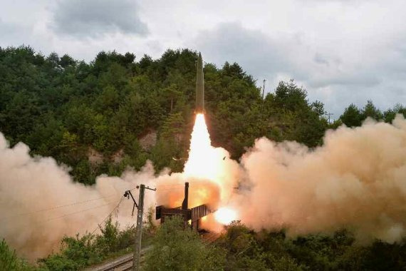 북한 철도기동미사일연대 검열사격 훈련. 북한 조선중앙통신은 15일 "평안북도 철도기동 미사일연대의 실전능력 판정을 위한 검열사격훈련이 14일 진행됐다"고 보도했다. 사진=노동신문