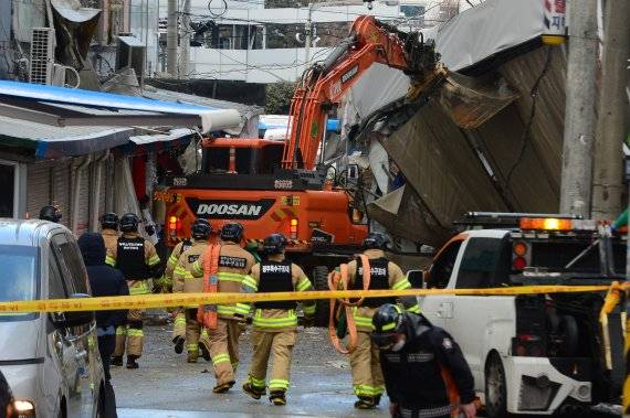 소방당국이 13일 오후 광주 서구 화정동 '현대산업개발 아파트 신축공사 붕괴사고' 현장에서 실종자 수색에 동원될 중장비의 진입로 확보를 위한 작업을 하고 있다. /사진=뉴스1