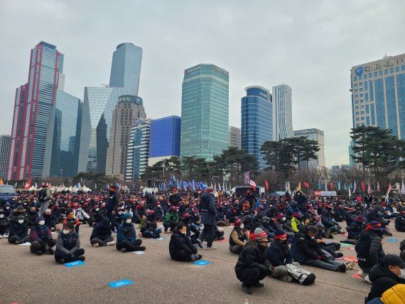 전국민중행동이 15일 오후 2시부터 여의도 공원에서 기습적으로 민중총궐기를 개최했다./사진=이진혁 기자