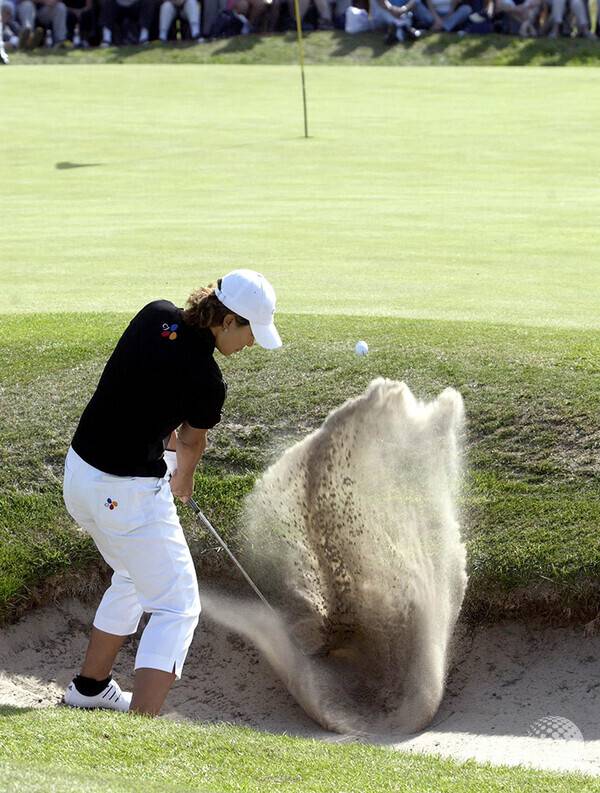 미국여자프로골프(LPGA) 투어 통산 25승의 박세리가 시즌 3승을 거둔 2003년 때 벙커샷을 하는 모습이다. 사진제공=ⓒAFPBBNews = News1