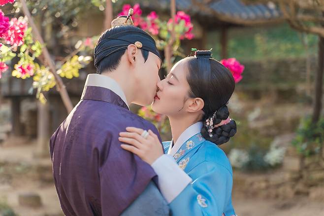 정조와 의빈 성씨의 사랑을 그린 드라마 <옷소매 붉은 끝동>이 끝났지만 인기가 식을 줄 모른다. 사진은 드라마의 한 장면. <문화방송> 제공