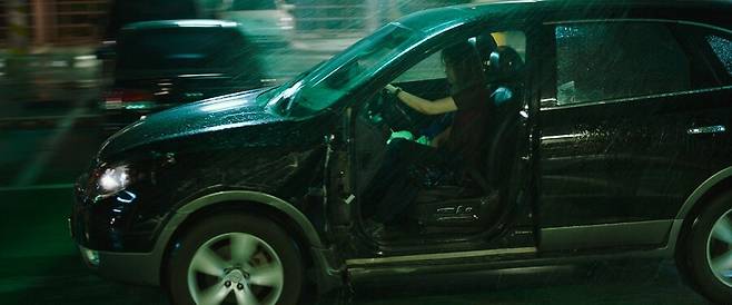 <특송>이 선보이는 카체이싱 장면은 공간을 효율적으로 활용하며 세련되게 스크린을 파고든다. 뉴(NEW) 제공