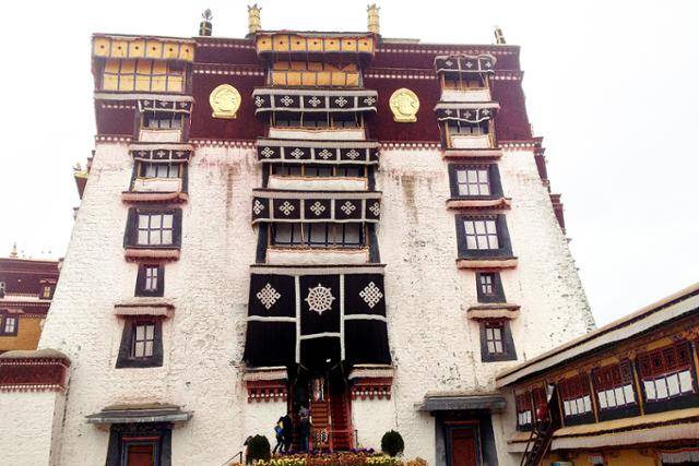 포탈라궁 백궁 동쪽의 더양사. Ⓒ최종명