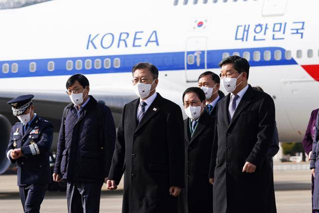 문재인 대통령이 15일 성남 서울공항에서 구형 공군 1호기를 지나 신형 공군 1호기로 향하고 있다. 구형 동체에 쓰인 국호 서체는 신형과 다르고 색깔도 청색이다. 왕태석 선임기자