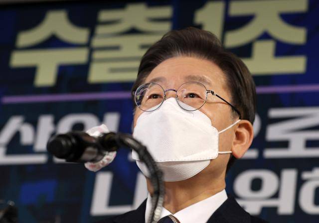 이재명 더불어민주당 대선 후보가 12일 서울 서초구 한국산업기술진흥협회에서 정책 공약을 발표하고 있다. 오대근 기자