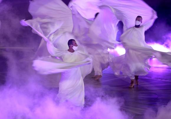 9월30일(현지시간) 아랍에미리트 두바이에서 2020 두바이 엑스포 개막식이 열려 마스크를 쓴 공연단이 공연을 펼치고 있다. 코로나19로 1년 연기됐던 이번 엑스포는 내년 3월(2022년 3월)까지 6개월 동안 계속된다. 2021.10.01. [사진=AP/뉴시스]