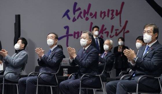 문재인 대통령이 11일 오전 경북 구미시 구미컨벤션센터에서 열린 ‘구미형 일자리(LG BCM) 공장 착공식’에 참석해 시민들의 영상을 시청하며 박수 치고 있다. 청와대사진기자단