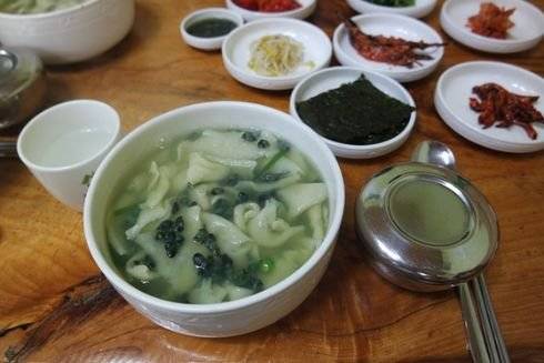 칼국수 국물 재료로는 메생이 ,굴 , 팥, 해물,, 도토리,, 건진, 심지어 기러도 있다. 기러기 칼국수는 충남 예산에 있다.[사진 pixabay]