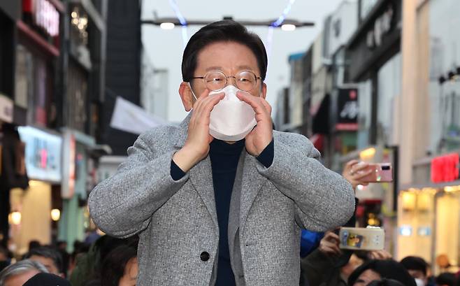 더불어민주당 이재명 대선후보가 15일 강원도 춘천시 명동거리를 방문, 시민들에게 지지를 호소하고 있다. 연합뉴스