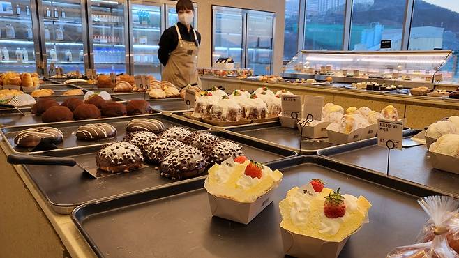 Store staff check on the conditions of items on display at the P.Ark Cafe and Bakery. (Kim Hae-yeon/The Korea Herald)