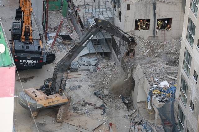 잔해물 제거 작업. 연합뉴스