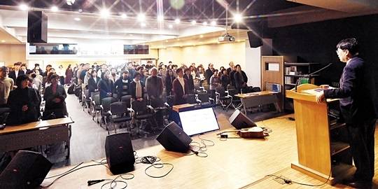 김관성 목사가 개척한 경기도 고양 행신교회는 행신역 앞 작은 상가에서 시작해 성도가 늘면서 2018년 지금의 장소로 예배당을 이전했다. 사진은 코로나19 직전 촬영한 사진. 국민일보DB