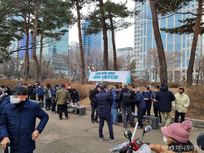 15이 서울 영등포구 여의도 공원 여의도 문화마당 '2022 민중총궐기' 집회 참가자들이 노점상으로부터 구입한 음식물 섭취하고 있다. /사진=조성준