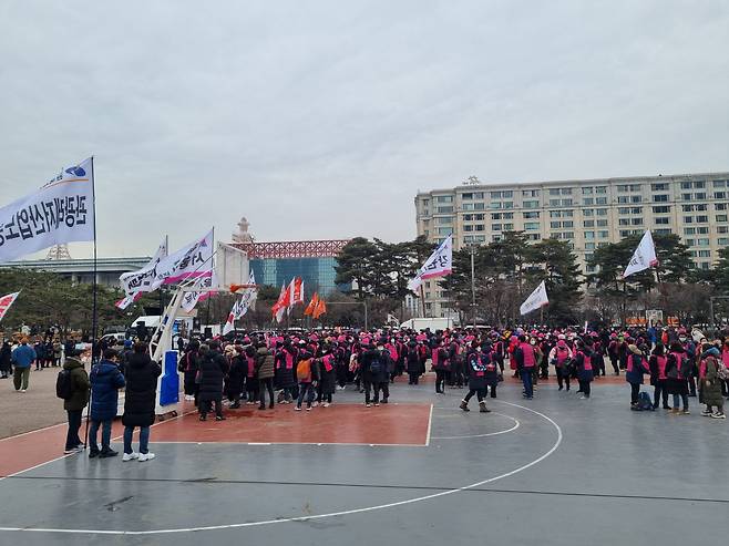 15일 오후 전국민주노동조합총연맹(민주노총) 조합원들이 민중총궐기에 참가하기 위해 집회 장소인 서울 영등포구 여의도공원 내 농구장으로 모이고 있다. 김영철 기자