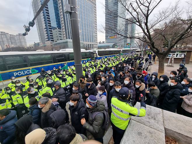 15일 오후 서울 영등포구 여의도공원 문화의 마당에서 전국민중행동이 주최한 민중총궐기가 열렸다. 집회가 끝나고 참가자들이 해산하고 있다. 여의도공원을 둘러싼 경찰의 차벽이 보인다. 김영철 기자