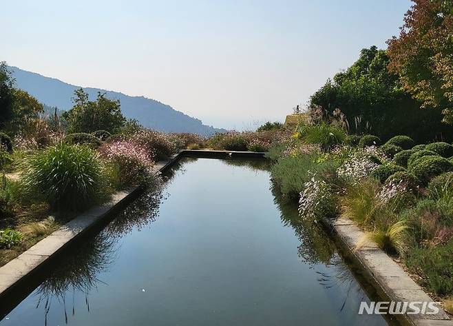 [창원=뉴시스] 경남 남해군 민간정원 '섬이정원'.(사진=경남도 제공)