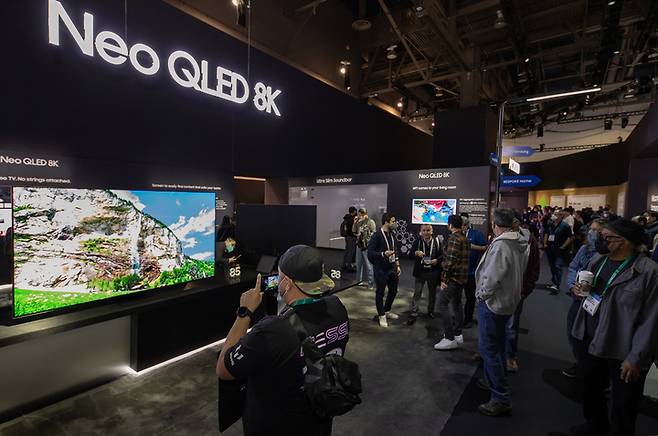 [서울=뉴시스] 미국 라스베이거스의 컨벤션 센터, 삼성전자 전시관에서 'Neo QLED 8K' 제품을 참가자들이 살펴보고 있다. (사진=삼성전자 제공) *재판매 및 DB 금지