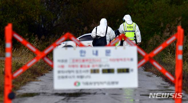 [나주=뉴시스] 조류독감 항원이 검출된 농장 통제. hgryu77@newsis.com