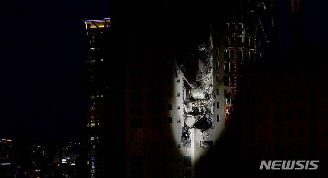[광주=뉴시스] 변재훈 기자 = 15일 오후 광주 서구 화정동 현대산업개발 신축 아파트 붕괴 사고 현장에서 인명구조견을 동원한 야간 수색 작업이 펼쳐지고 있다. 구조 당국이 붕괴 구역에 조명을 비추고 있다. 지난 11일 붕괴 이후 닷새째를 맞이한 이날까지 이 사고로 1명이 숨지고 5명이 실종됐다. 2022.01.15. wisdom21@newsis.com