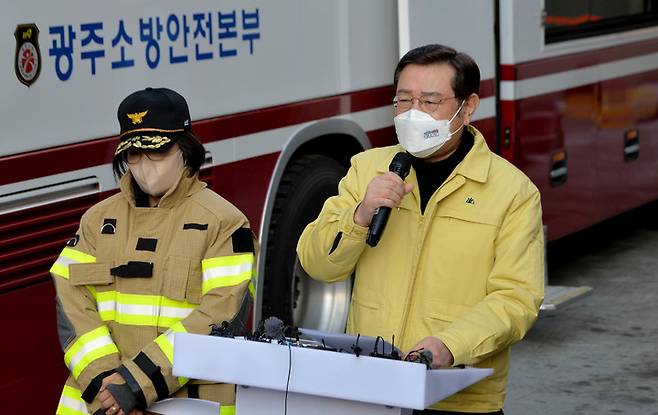 [광주=뉴시스] 변재훈 기자 = 이용섭 광주시장은 13일 오전 광주 서구 화정동 현대산업개발 신축 아파트 붕괴 현장에서 브리핑을 열고 이번 사고와 관련해 재발 방지를 위한 3대 입장을 발표하고 있다. 2022.01.13. wisdom21@newsis.com