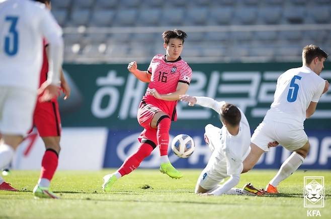 [서울=뉴시스] 조수정 기자 = 15일 터키 안탈리아 마르단스타디움에서 열린 남자 축구 A대표팀 대한민국 대 아이슬란드 친선경기에서 한국 김진규가 돌파하고 있다. (사진=대한축구협회 제공) 2022.01.15. chocrystal@newsis.com *재판매 및 DB 금지