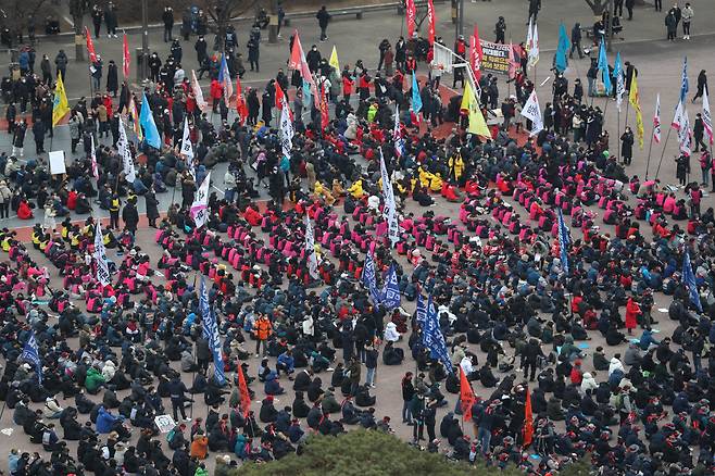 민주노총과 한국진보연대, 전국농민회총연맹 등 진보단체들로 구성된 전국민중행동이 15일 오후 서울 여의도 공원에서 열린 ‘민중총궐기’에 참석해 있다. 2022.1.15 뉴스1