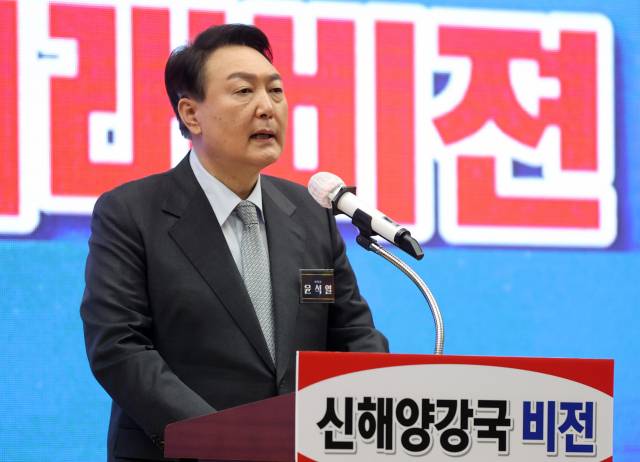 윤석열 국민의힘 대선 후보가 15일 오전 부산 동구 부산항여객터미널 컨벤션센터에서 열린 '신해양강국 비전선포식'에 참석해 인사말을 하고 있다./부산=연합뉴스