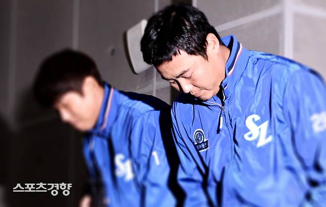 안지만(오른쪽)이 해외원정 도박 파문과 관련해 사죄하고 있다. 경향신문 자료사진