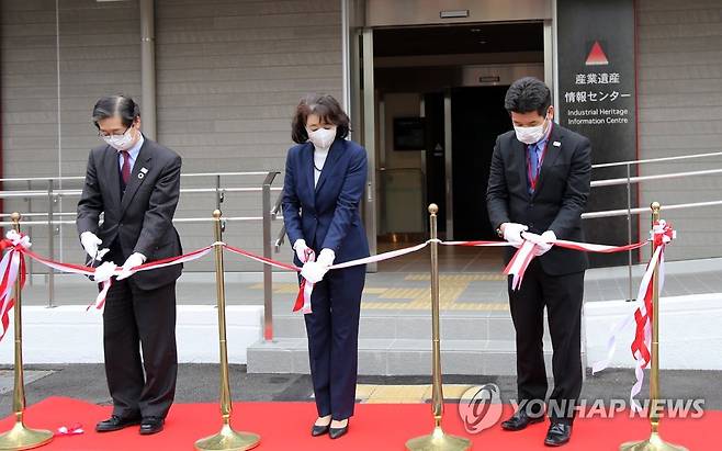 일본 산업유산정보센터 개관식 (도쿄=연합뉴스) 이세원 특파원 = 재단법인 산업유산국민회의 관계자들이 2020년 5월 31일 오후 일본 도쿄도(東京都) 신주쿠(新宿)구 소재 총무성 제2청사 한쪽에 마련된 산업유산정보센터 앞에서 개관을 기념해 테이프를 자르고 있다.
