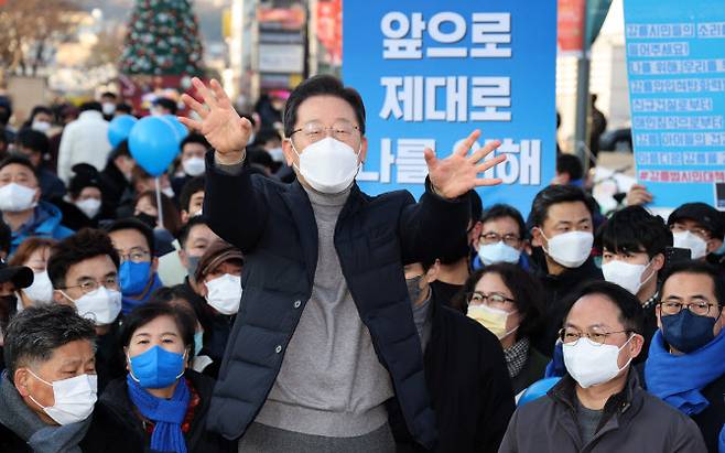 이재명 더불어민주당 대선 후보가 16일 강원도 강릉시 중앙시장을 방문, 즉석연설하며 지지를 호소하고 있다. (사진=연합뉴스)