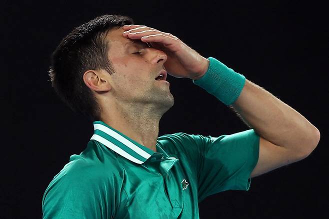 남자 테니스 세계 랭킹 1위에 올라 있는 노박 조코비치 선수가 비자 취소로 오는 17일부터 열리는 호주 오픈에 참가하지 못하게 됐다. (사진= AFP)