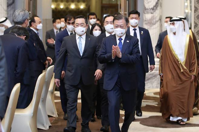 문재인 대통령이 16일(현지시간) 두바이 한 호텔에서 열린 한-UAE 수소협력 비즈니스 라운드 테이블에 입장하고 있다.(사진=연합뉴스)