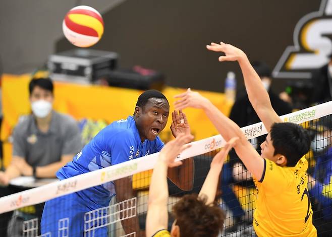 한국전력 외국인 공격수 다우디(왼쪽)가 33득점을 폭발하며 3연패 탈출을 이끌었다. [한국배구연맹 KOVO 제공]